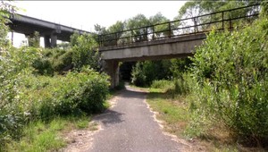 Dvaja mladíci prepadli muža, ktorý sa vracal z práce. V bezvedomí ho nechali ležať na ulici