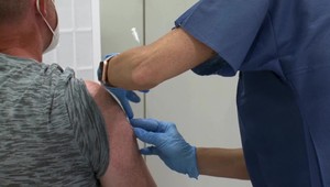 Ministerstvo zdravotníctva hovorí o bezplatnom očkovaní, v Bardejove si musia zaplatiť test