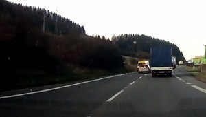 Vodič na kameru zachytil riskantnú jazdu taxikára. Od zrážky ich delili milimetre