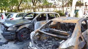 FOTO: V Komárne v noci zhoreli štyri autá. Polícia už začala trestné stíhanie