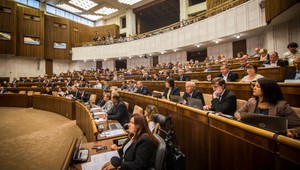 Po prázdninách sa do parlamentu vrátili poslanci. Rokovali najmä o financiách