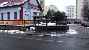 Surovo napadol staršiu ženu a ukradol jej kabelku