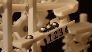 Geniálna inžinierska práca: Hodiny vytlačené 3D tlačiarňou fungujú pomocou ložiskových guliek