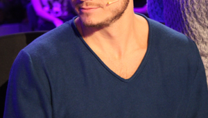 Porotca jojkárskej šou prichytený v uliciach prezlečený za ženu: Vysoké štekle a blonďavá parochňa...Spoznali by ste ho?