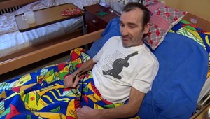 Manželku opustil pred 24 rokmi, teraz ju mesto žiada, aby za neho platila. Ona sa už ale rozhodla