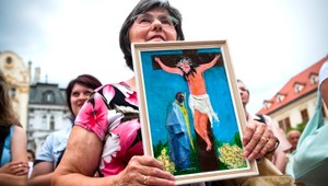 Biskupi vyzvali na poslušnosť, veriaci aj tak podporili Bezáka...