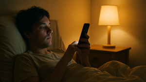 Mobil pred spaním nemusí škodiť: Nová štúdia prekvapila