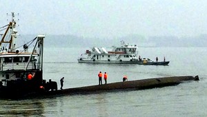 Tragédia na rieke. Potopila sa loď so 460 ľuďmi