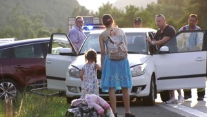 Počas dopravnej špičky došlo na R1 k hromadnej havárii. Medzi zranenými je aj dieťa