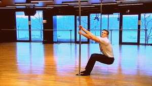 Moderátor Bakala (25) tancuje pri tyči