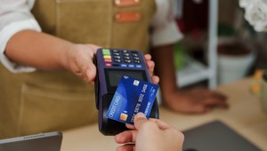 117 000 podnikateľov ešte neprijíma bezhotovostné platby. Za mesiac a pol už budú musieť