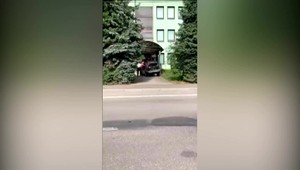 Ukradnutým autom vrazil do policajného oddelenia. Chcel rozbiť hniezdo mafiánov