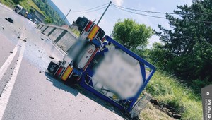 Jazdil aj s prevráteným návesom: Kamionista šokoval policajtov