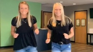 Internet pobláznili krásne dvojčatá, ich vek však odhalil pravdu: Je TO vôbec možné?