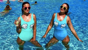 Bikiny a zvodné jednodielne plavky. Twiinsky vytasili ženské zbrane