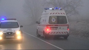 Vodič na poľadovici dostal šmyk a havaroval. Je ťažko zranený