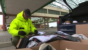 Na hraniciach colníci zhabali oblečenie s falošnými logami luxusných značiek