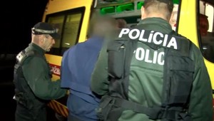 Priamo pri zásahu zaútočil na hasičov nožom. Podľa príbuzných má psychické problémy