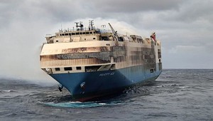 Nákladná loď plná Porsche, Bentley a Audi sa potopila na dno Atlantického oceánu