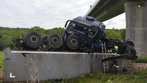 Kamión spadol z mosta, bola v ňom tehotná žena