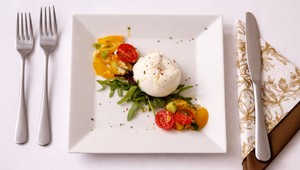 Domáca bageta s burratou, šalátom a pestom