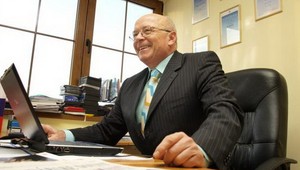 Výsmech obyčajným ľuďom: Primátorovi znížili plat o 2 €