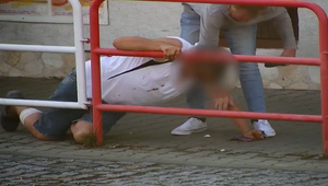 VIDEO: Zlodej okradol podguráženého muža. Tváril sa, že mu ide pomôcť