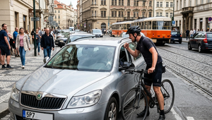 Myslel si, že mu vodič nedal prednosť. Cyklista mu dal facku a rozbil sklo auta