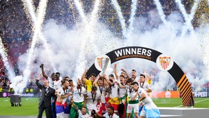 Siedmy triumf v siedmom finále Európskej ligy pre Sevillu, Mourinho prvý raz prehral