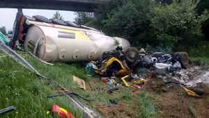 Tragická nehoda na D1. Cisterna prevážajúca benzín sa prevrátila mimo cestu