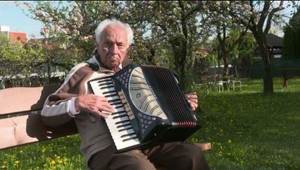 Veterán Vladimír Strmeň (92) zahral na harmonike pre dobrú vec. Podarilo sa mu vyzbierať neuveriteľnú sumu