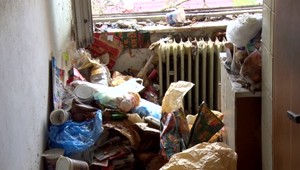 Byt plný papiera, plastov a iných horľavých látok. Ako sa vysporiadať s neprispôsobivými susedmi?