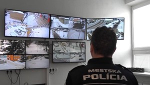 Dvaja muži prišli dôchodkyni po páde na pomoc. Následne ju ale jeden z nich okradol