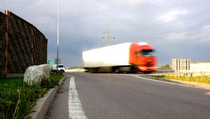 Chodca (37) zrazil kamión, prešili ho ešte dve autá. Prežil!