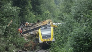 V Nemecku sa vykoľajil osobný vlak. Časti vlaku odtrhlo strechu, hlásia minimálne 4 mŕtvych