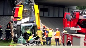 VIDEO: Autobus sa zrútil z mosta a prelomil na dve časti. Hlásia desiatky zranených