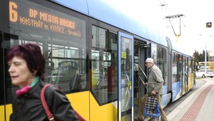 Poslanci schválili zmenu: Košičania budú jazdiť MHD za polovicu