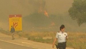 Silný vietor komplikuje hasenie požiaru pri Marbelle, hlásia dvoch zranených