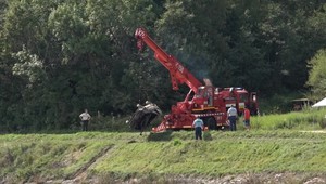 Vody ubúda a odkrýva tajomstvá, ktoré mali pod vodou zostať navždy. V Hričovskom kanáli našli 4 autá a mŕtvolu