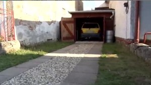 V noci mu vytlačili z garáže auto