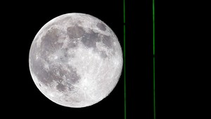 Nedeľu rozžiari supermesiac, budú padať hviezdy