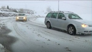 Silná snehová búrka odpojila domácnosti od elektriny. Zasypané sú aj cesty