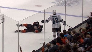 Torres s trestom na 41 zápasov za zákrok na Silfverberga