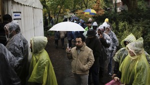 Letáky pre migrantov: dbajte na čisté toalety a plaťte za nákup