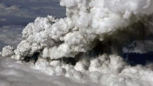 Pred sopkou utekajú tisíce civilistov