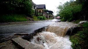 Silné lejaky naplnili vodné toky. Hrozba povodní pokračuje