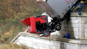 Dramatická nehoda. Vodič kamiónu prežíval muky