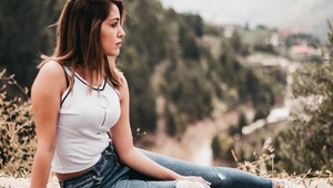 Aj vy milujete džínsy? Prehrabte sa v skrini, na jeseň sa vracia tento obľúbený strih!