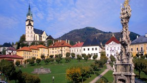 Nepochopiteľné! V Kremnici niekto zabetónoval fontánu