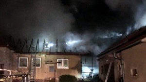 Rodine začal v noci horieť dom, ostala bez strechy nad hlavou